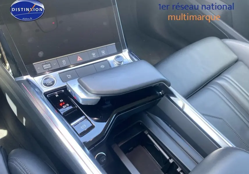 Vue rapprochée de la console centrale noire et cuir gris du poste de conduite de l’Audi Q8 E-Tron 55 408 avus quattro.