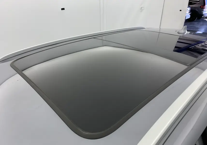 Toit ouvrant panoramique en verre sur le dessus d'un BYD SEAL U TIME GREY METAL vu de dessus, côté gauche.