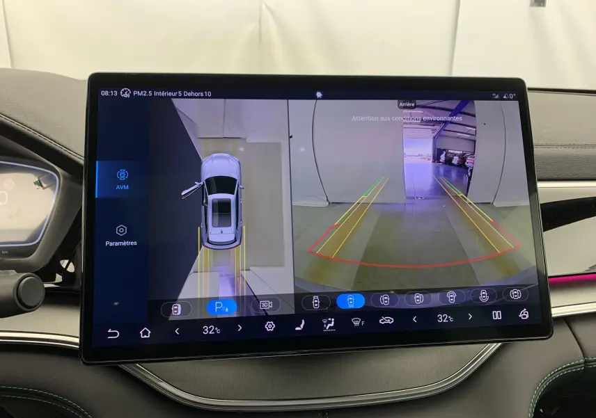 Écran tactile intérieur montrant la caméra de recul et la vue 360° du BYD SEAL U hybride rechargeable en TIME GREY METAL.