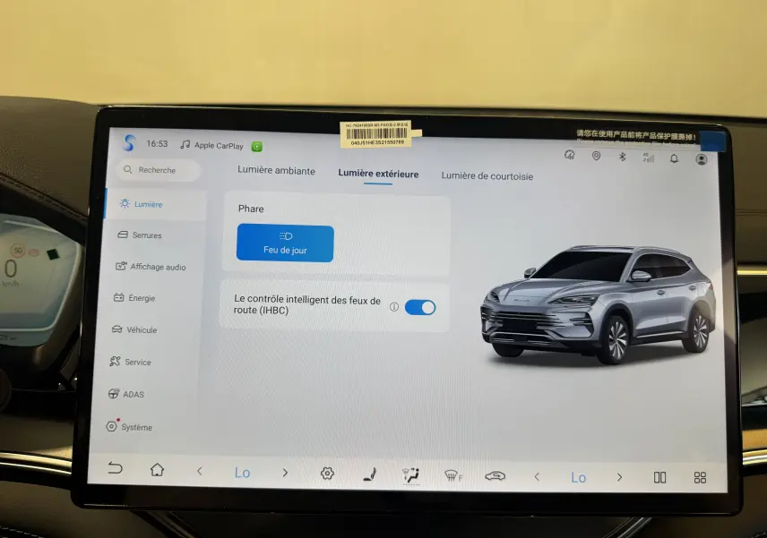 Vue de profil droit du SUV BYD SEAL U gris affiché sur l'écran tactile du tableau de bord intérieur.