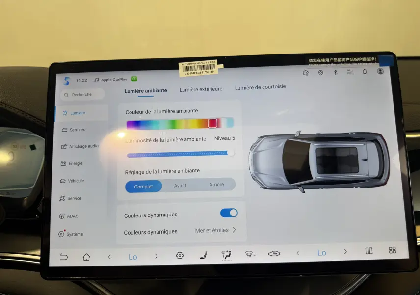 Vue de dessus de la BYD SEAL U grise affichée sur l’écran tactile du tableau de bord avec réglage de la lumière ambiante.