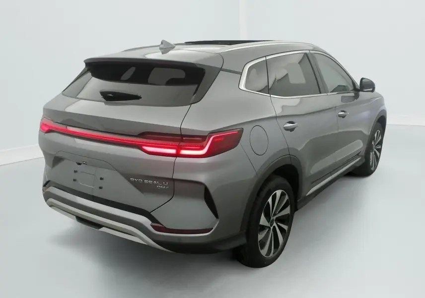 Vue 3/4 arrière droite du SUV BYD SEAL U hybride rechargeable gris métallisé avec feux arrière LED allumés.