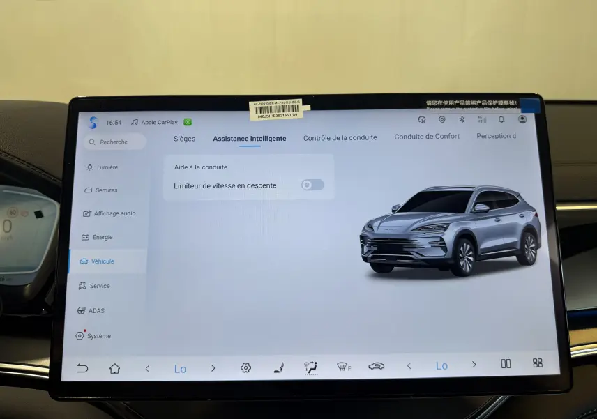 Écran tactile intérieur affichant l'assistance intelligente avec illustration du SUV BYD SEAL U gris en vue 3/4 avant.