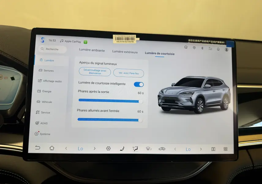 Vue de profil droit du SUV BYD SEAL U gris affiché sur l'écran tactile intérieur avec réglages de lumière de courtoisie.