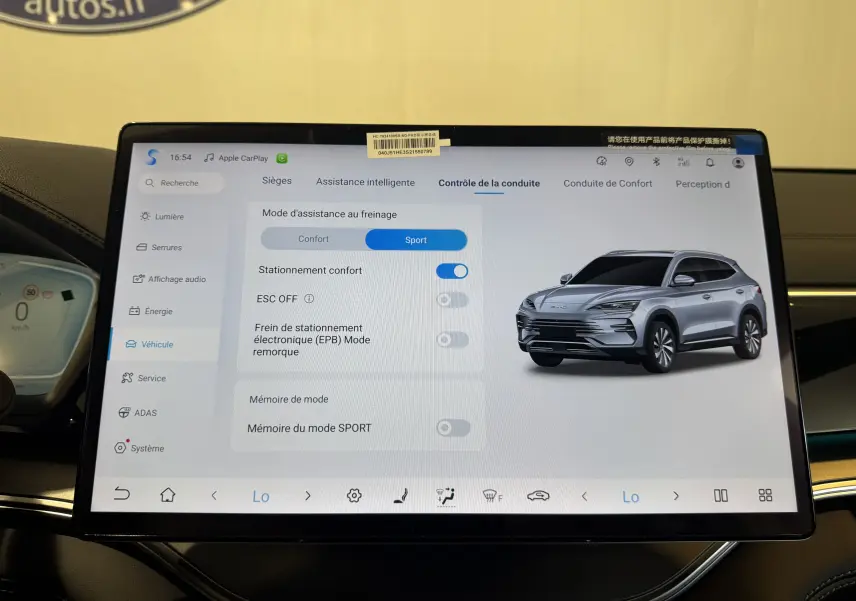 Vue de profil avant droit du SUV BYD SEAL U gris affiché sur l'écran tactile du tableau de bord.