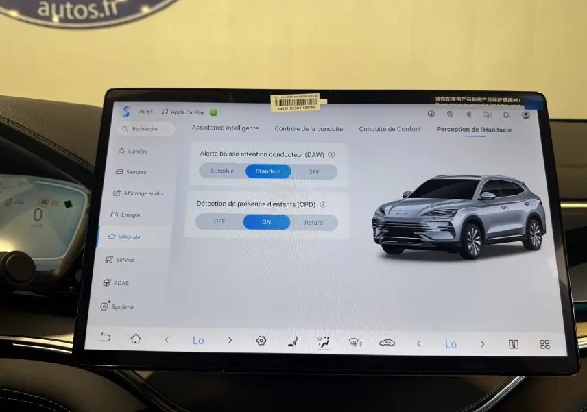 Écran tactile intérieur affichant les réglages d'assistance avec une image 3/4 avant du SUV BYD SEAL U gris.