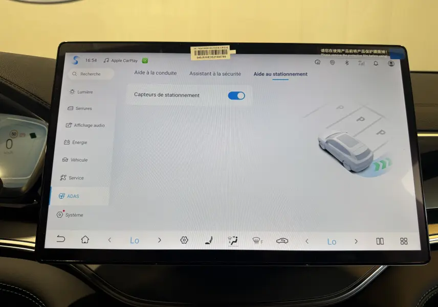 Écran tactile intérieur du BYD SEAL U gris montrant l'interface d'aide au stationnement avec capteurs activés.