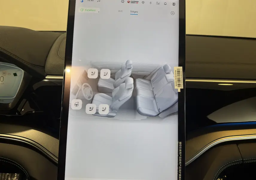 Écran tactile intérieur vertical montrant la configuration des sièges du BYD SEAL U gris, vue de dessus.