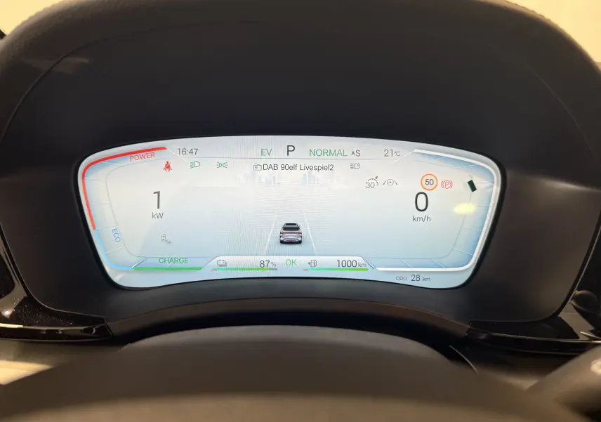 Vue rapprochée du tableau de bord numérique du BYD SEAL U gris, affichant vitesse, autonomie et mode de conduite.