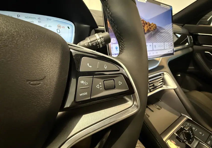 Gros plan sur le volant cuir noir du BYD SEAL U 2026 avec commandes intégrées et écran tactile central visible en arrière-plan.