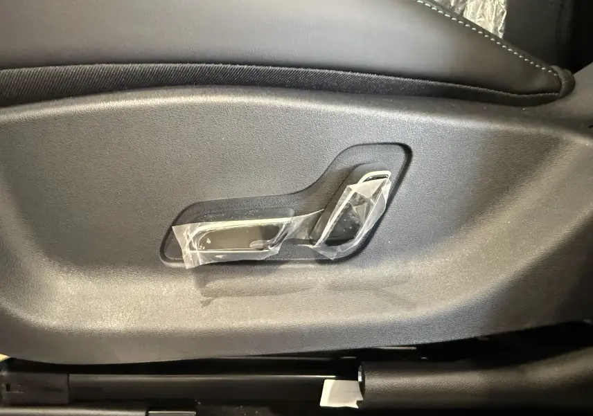 Détail des commandes de réglage électrique du siège avant droit noir du BYD SEAL U gris 2026.