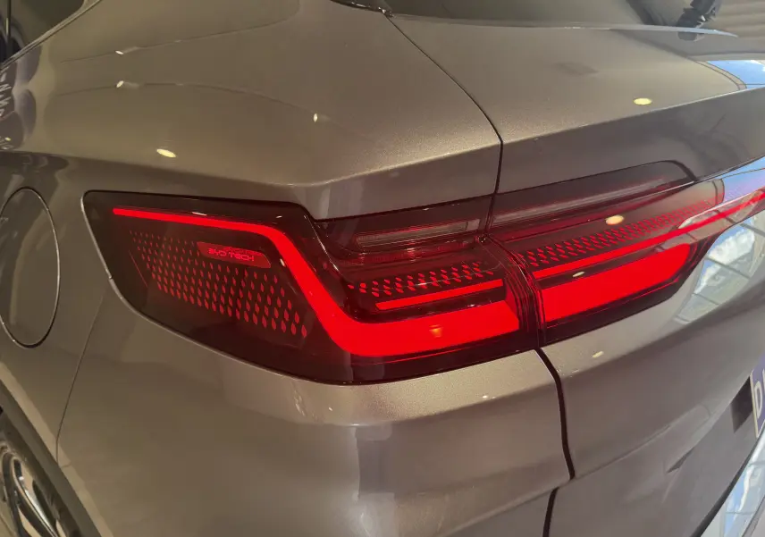 Feu arrière droit allumé du BYD SEAL U gris, vue rapprochée soulignant le design LED et la texture intérieure du feu.