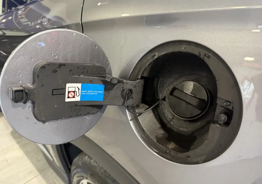Détail de la trappe à carburant ouverte côté gauche sur BYD SEAL U gris 2026 hybride rechargeable.