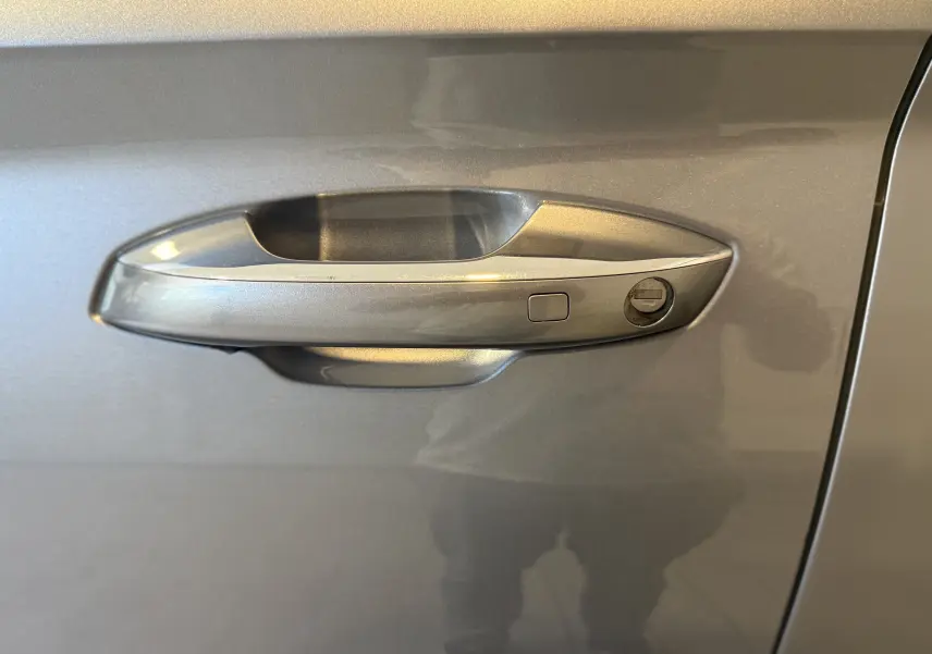 Poignée de porte gris métallisé côté gauche du BYD SEAL U 2026 avec serrure et bouton de déverrouillage intégré.