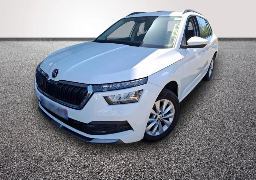 Vue 3/4 avant droite d'un Skoda Kamiq blanc avec calandre noire et jantes alliage argentées.