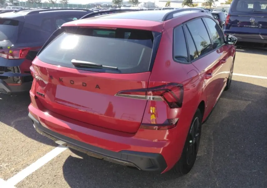 Vue 3/4 arrière droite d'un Skoda Kamiq Monte-Carlo rouge Velvet avec hayon électrique et toit panoramique.