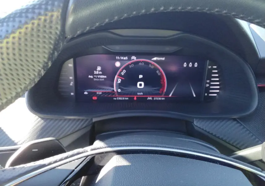Vue rapprochée du tableau de bord numérique du Skoda Kamiq Monte-Carlo avec affichage digital et volant cuir noir.