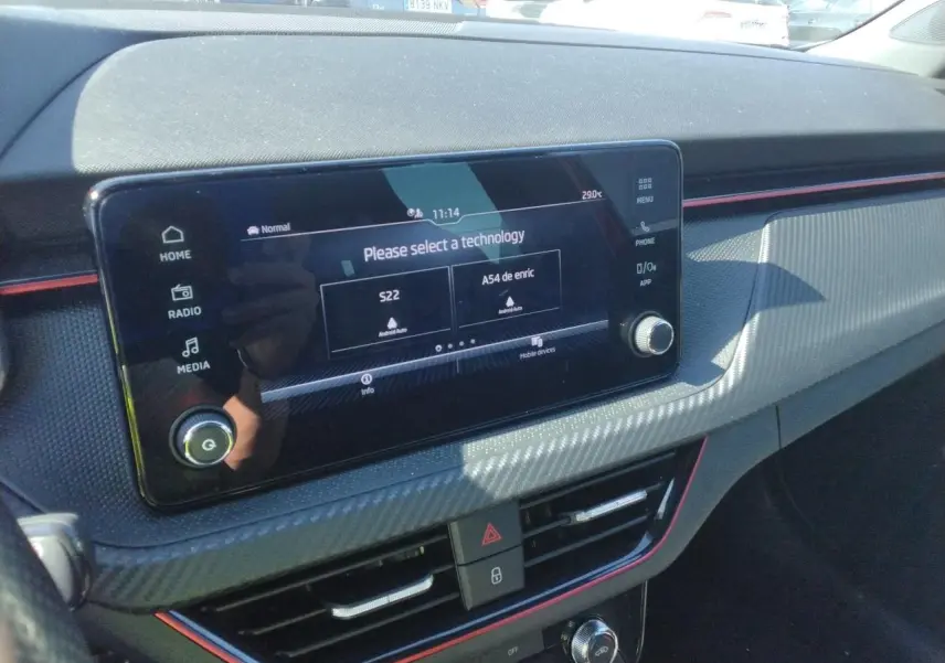 Vue intérieure du tableau de bord du Skoda Kamiq Monte-Carlo 2025 avec écran tactile et inserts effet carbone rouge.