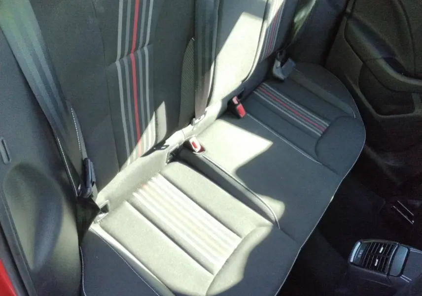 Vue plongeante sur la banquette arrière noire avec bandes grises et rouge du Skoda Kamiq Monte-Carlo 2025.