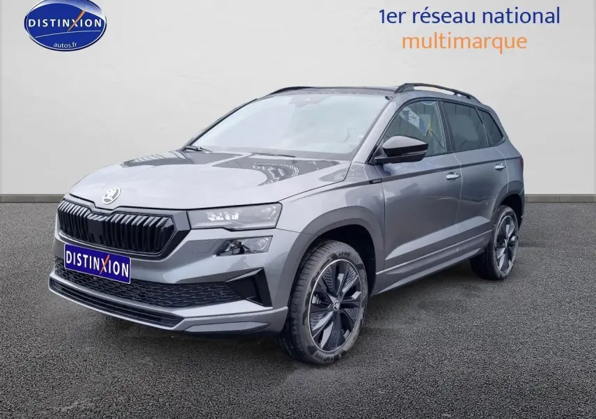 SUV SKODA KAROQ gris graphite en 3/4 avant droit avec jantes alu et calandre noire sportive.