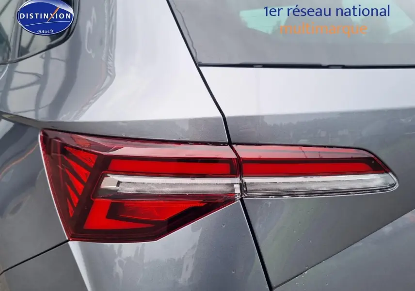 Gros plan sur le feu arrière droit d'un Skoda Karoq gris graphite 2025, soulignant ses lignes LED nettes.
