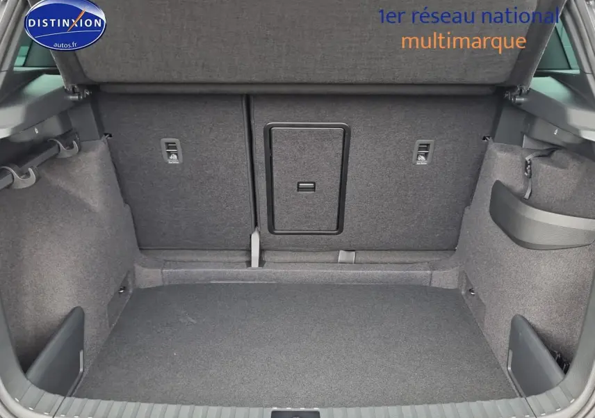 Coffre ouvert du Skoda Karoq gris graphite 2025, montrant le volume et la trappe à skis au fond.