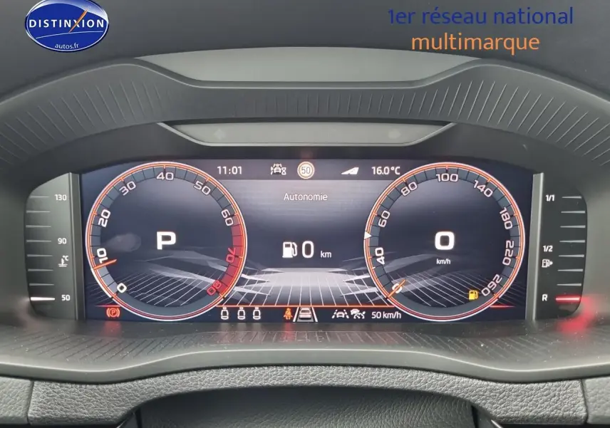 Tableau de bord numérique du Skoda Karoq 1.5 TSI 150 Sportline 2025 affichant vitesse et autonomie à 0 km.