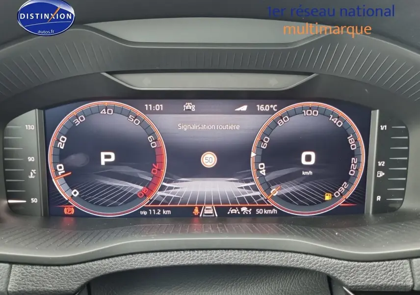 Tableau de bord numérique du Skoda Karoq gris graphite 2025 affichant la vitesse et la signalisation routière.