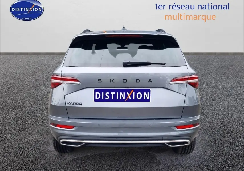 Vue arrière d'un SKODA KAROQ gris graphite 2025 avec feux LED et double sortie d'échappement intégrée.