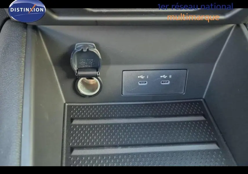 Gros plan sur la console centrale du Renault Captur E-Tech Hybrid 2025 montrant prise 12V et deux ports USB-C.