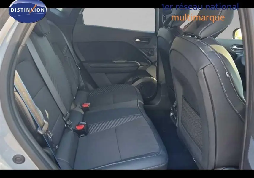 Vue intérieure arrière côté gauche du Renault Captur gris Rafale, montrant les sièges arrière en tissu noir avec surpiqûres.