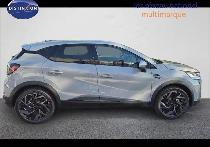 Profil droit du Renault Captur E-Tech hybride 2025 gris Rafale avec toit gris et jantes noires biton.