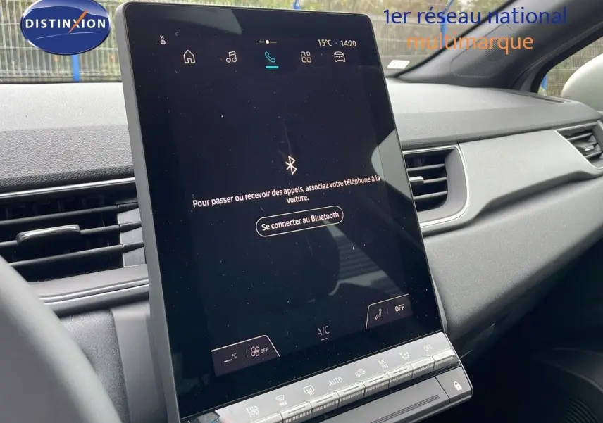 Vue intérieure centrée sur l'écran tactile vertical du tableau de bord du Renault Captur gris rafale métal.