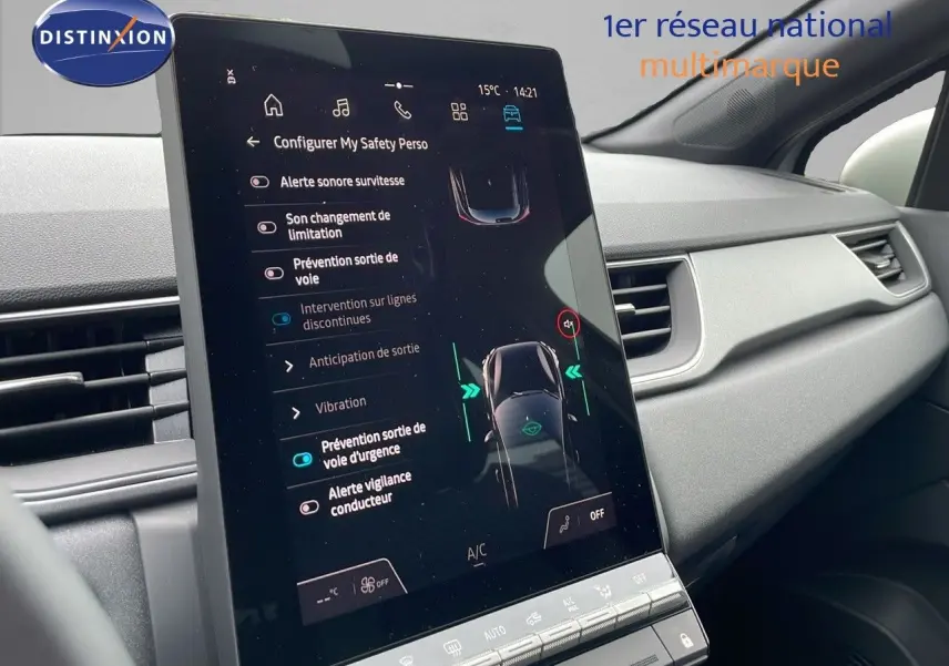 Vue rapprochée de l’écran tactile central du Renault Captur 2025 gris rafale, affichant les réglages d’aide à la conduite.