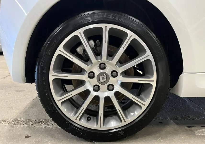 Gros plan sur la jante alliage 17 pouces de la Renault Clio III RS 20th Anniversary blanc nacré côté arrière droit.