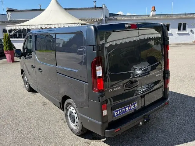 Vue 3/4 arrière droite du Renault Trafic Cabine Approfondie gris comète, portes arrière fermées et hayon lisse.