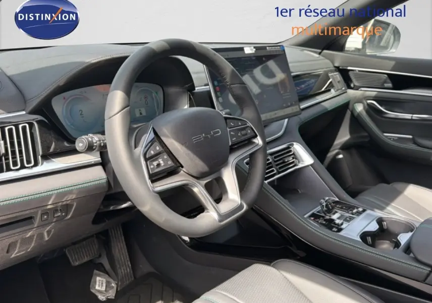 Vue intérieure côté conducteur du BYD SEAL U DM-i BOOST, volant cuir, tableau de bord numérique et écran tactile central.