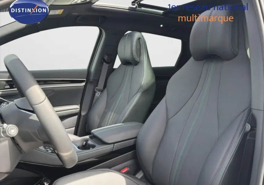 Vue intérieure côté conducteur du BYD SEAL U DM-i BOOST, sièges cuir noir avec surpiqûres vertes et toit panoramique.