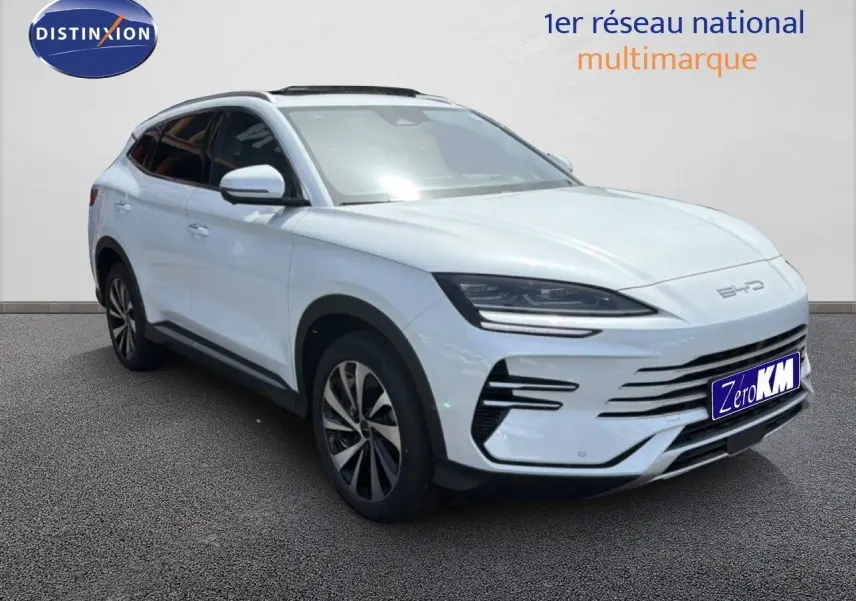 Vue 3/4 avant d'un BYD SEAL U DM-i BOOST blanc métal avec phares LED et jantes alliage bicolores.