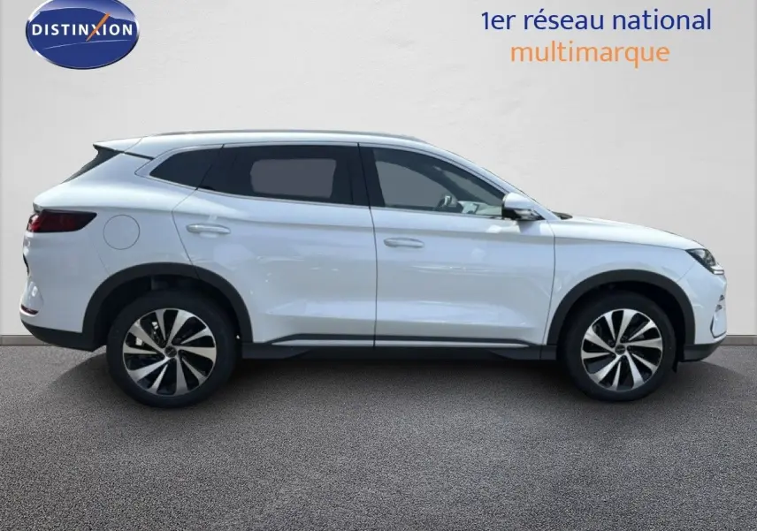 Vue de profil côté gauche d'un BYD SEAL U blanc métal, SUV hybride rechargeable avec jantes bicolores et vitres teintées.