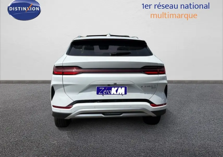 Vue arrière d'un BYD SEAL U DM-i BOOST blanc métal, avec feux arrière étirés et toit noir contrastant.