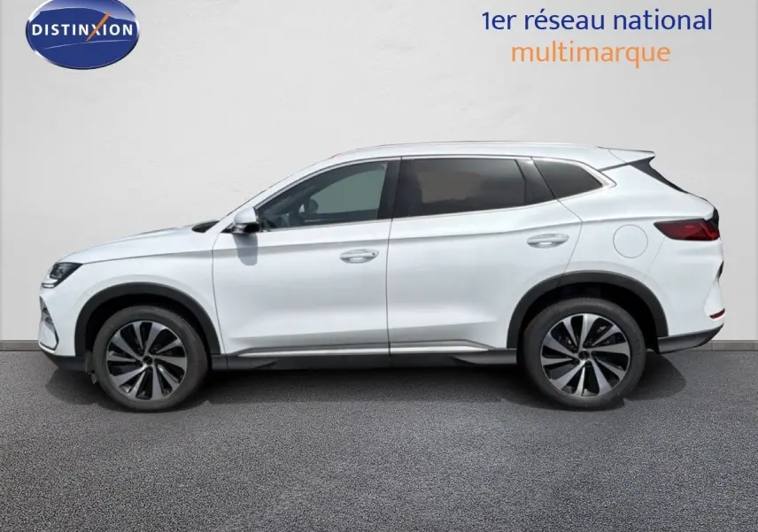 Vue de profil côté gauche d'un BYD SEAL U DM-i BOOST blanc métal avec jantes alliage et lignes épurées.
