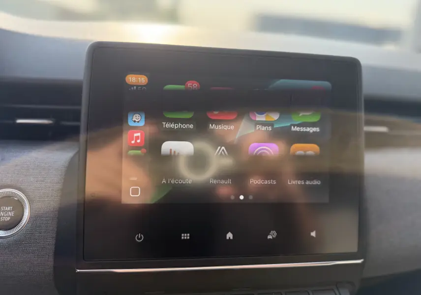 Écran tactile central de la Renault Clio 1.5 DCI 2025 affichant les applications multimédia et navigation.