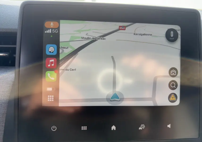 Écran tactile central de la Renault Clio 2025 affichant la navigation avec interface colorée et icônes d'applications.