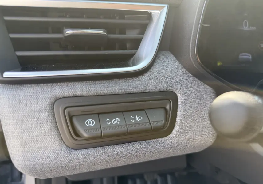 Détail du tableau de bord côté gauche de la Renault Clio 1.5 DCI 2025 gris Rafale Métal avec commandes d’éclairage et ventilation.