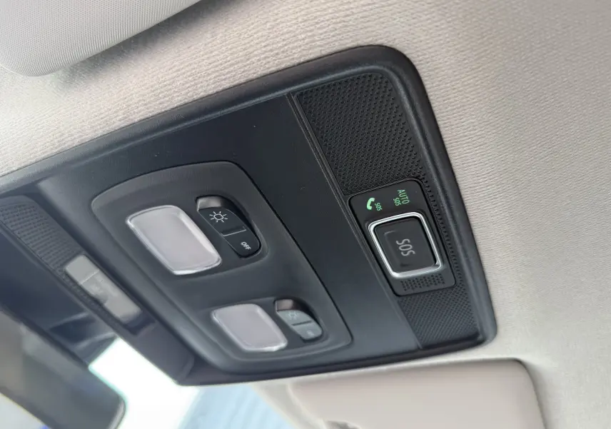 Plafonnier intérieur noir avec boutons d'éclairage et alerte SOS dans une Renault Clio gris Rafale 2025.