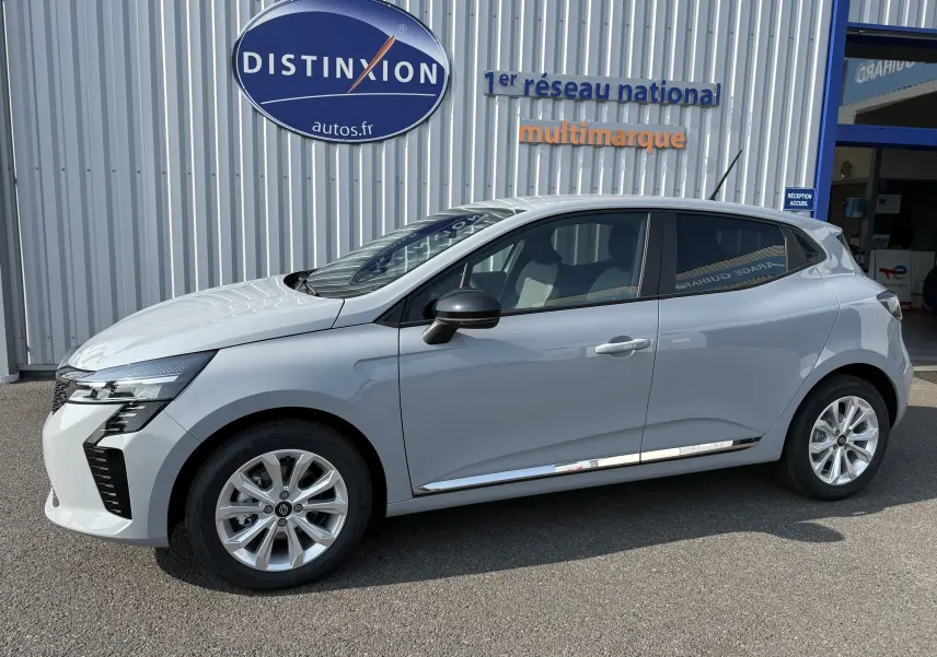 Profil côté gauche d'une Renault Clio 1.5 dCi 100ch gris Rafale Métal, avec jantes alliage et rétroviseurs noirs.