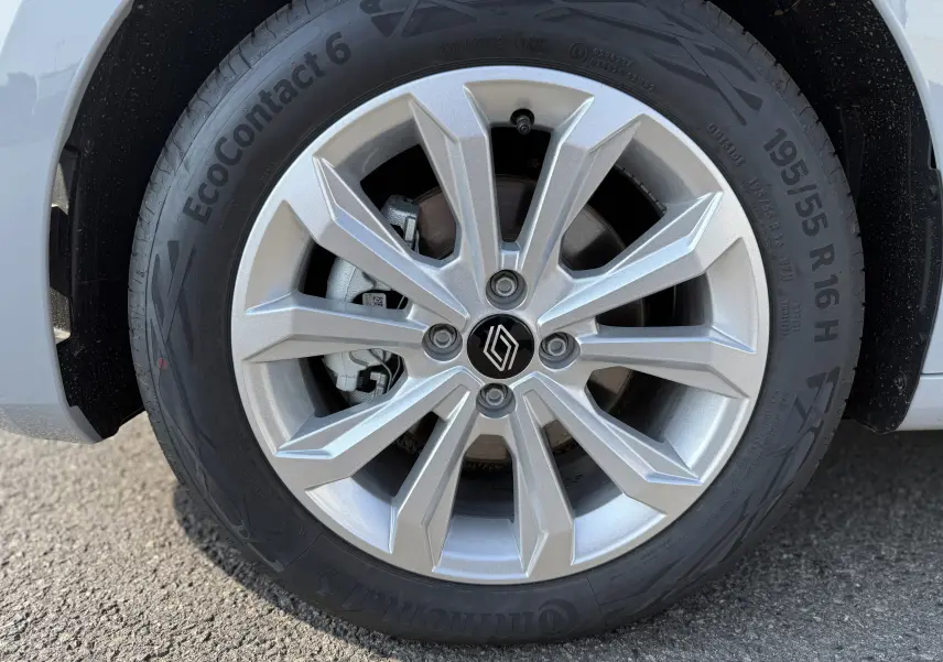 Gros plan sur la roue avant droite de la Renault Clio gris Rafale Métal avec jante alliage et logo Renault central.