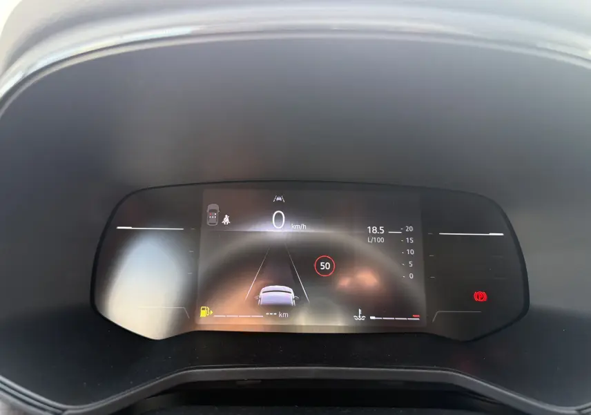 Tableau de bord numérique de Renault Clio 2025 affichant la vitesse à 0 km/h et la limite à 50 km/h.