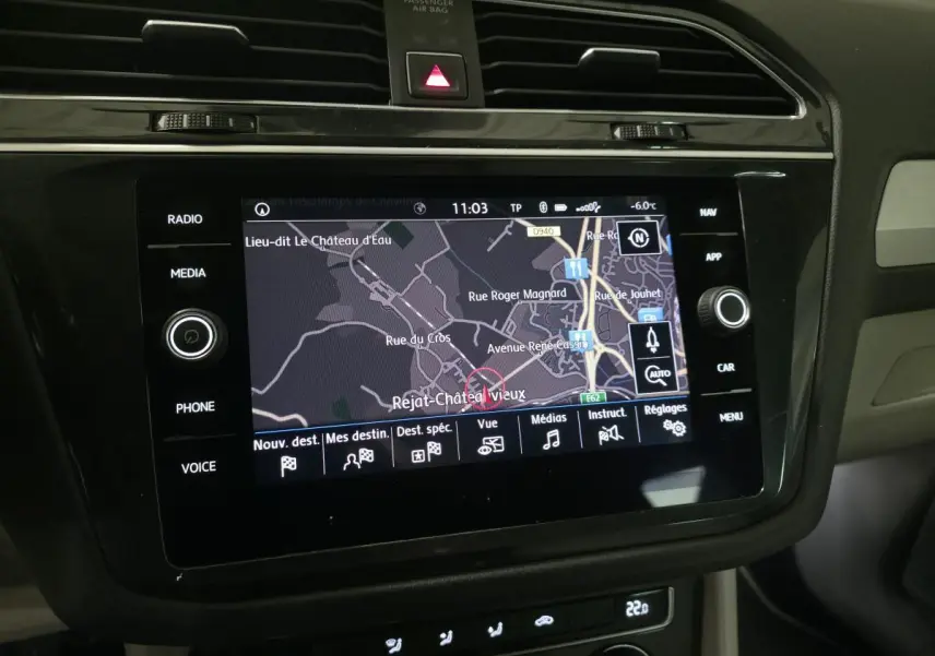 Gros plan sur l'écran tactile central du Volkswagen Tiguan 2018 affichant la navigation avec carte détaillée.